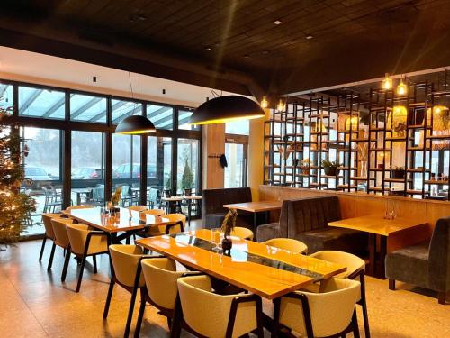 Reštaurácia alebo iné gastronomické zariadenie v ubytovaní Happy Land Aqua Polanki B405