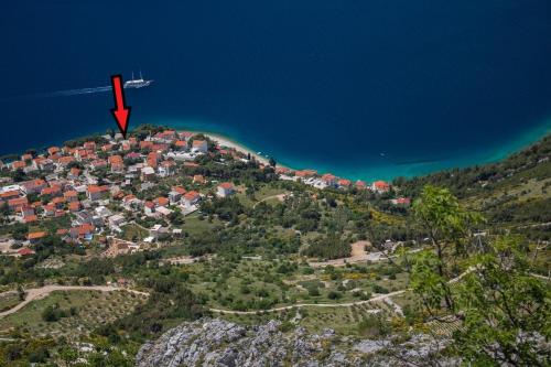 een rode pijl bovenop een berg bij Villa Marko in Stanići