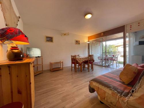 een woonkamer met een bed en een eetkamer bij 4VSE-ESCA5 Appartement proche plage in Collioure