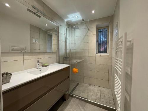 une salle de bain avec un lavabo et une douche dans l'établissement 4VSE-ESCA5 Appartement proche plage, à Collioure