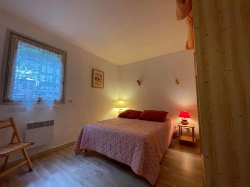 une chambre avec un lit et une fenêtre dans l'établissement 4VSE-ESCA5 Appartement proche plage, à Collioure