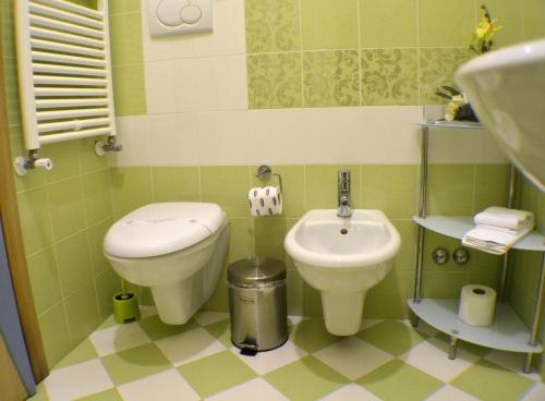 een badkamer met een toilet en een wastafel bij Masseria Asciano in Ostuni