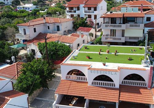 une vue aérienne sur une ville avec une pelouse verdoyante sur les toits dans l'établissement Sossinola, à Steni Vala Alonissos