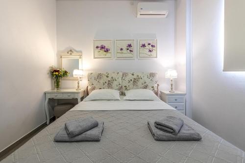 1 dormitorio con 1 cama con 2 almohadas en Comfort Stay Airport Studios - FREE shuttle from the Athens airport, en Spáta