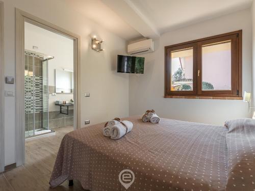 ein Schlafzimmer mit einem Bett mit zwei ausgestopften Tieren darauf in der Unterkunft Villa Monica in Iglesias