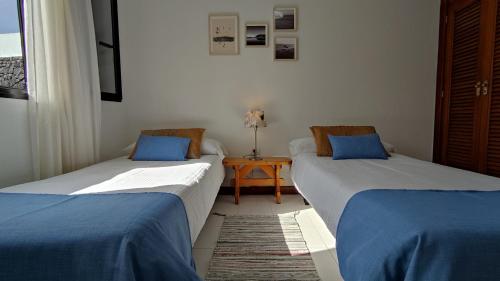 蒂亞斯的住宿－Casa Margarita，两张床铺位于带桌子的房间