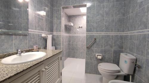 ein Bad mit einem WC und einem Waschbecken in der Unterkunft Casa Margarita in Tías