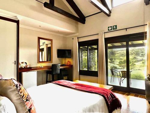 Una cama o camas en una habitación de Malachite Manor