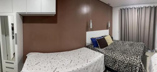 Een bed of bedden in een kamer bij flat reg central sp varanda e Wi-Fi grátis 500 megas