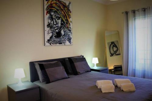 ポルシェスにあるAlgarveSand - Casa de férias em Porchesのベッドルーム1室(大型ベッド1台、タオル2枚付)