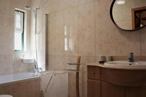 ポルシェスにあるAlgarveSand - Casa de férias em Porchesのバスルーム(洗面台、トイレ、鏡付)