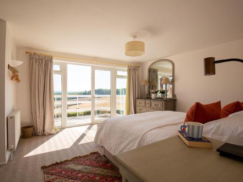 1 dormitorio con cama y ventana grande en Ridgeway Farmhouse, en Alcester