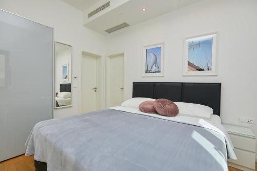 una camera da letto con un letto con due cuscini sopra di Hedera Estate, Villa Hedera XV a Slano