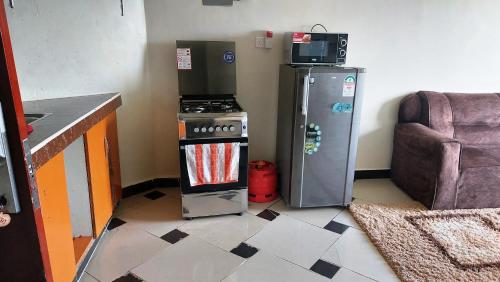 Кухня или мини-кухня в Shanzu Mombasa One Bedroom & Swimming Pool
