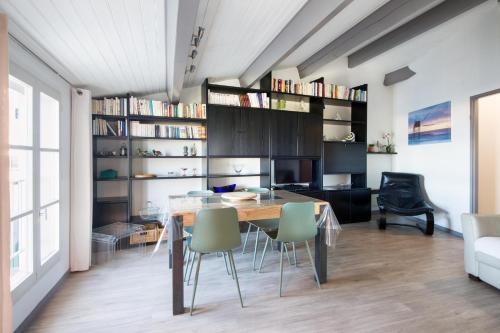 - une salle à manger avec une table et des chaises dans l'établissement Appartement Ombrine, à Saint-Martin-de-Ré