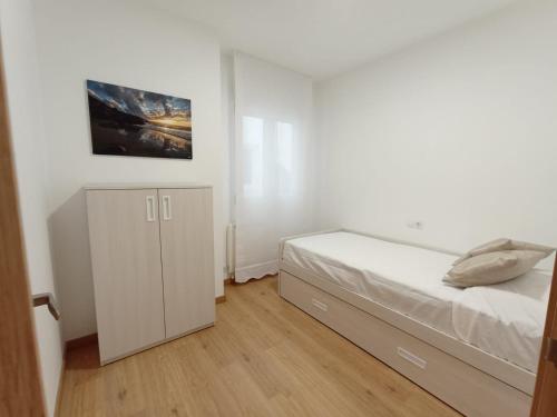 una camera bianca con letto e armadio di Duerming Ría de Viveiro a Viveiro