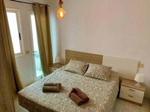 sypialnia z łóżkiem i dwoma ręcznikami na nim w obiekcie Casa Monny Fuerteventura Holiday Wi-Fi w mieście Puerto del Rosario