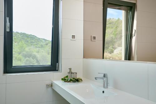 un bagno con lavandino e specchio di Hedera Estate, Villa Hedera XV a Slano
