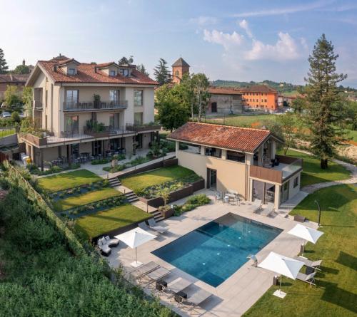 eine Luftansicht eines Hauses mit Pool in der Unterkunft Agriturismo Speziale Wine Resort in Verduno