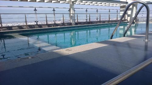 Der Swimmingpool an oder in der Nähe von Daspalla Hyderabad