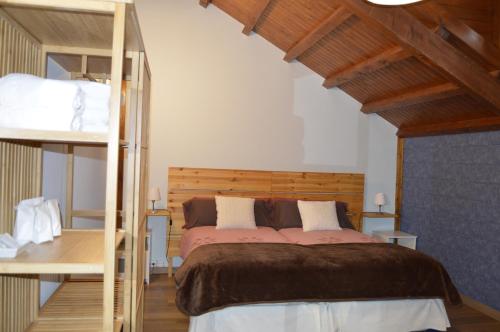 a bedroom with a bed and two bunk beds at Valle de Aísa in Aísa