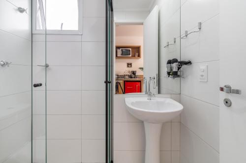 a white bathroom with a sink and a shower at Studio Bela Vista Teatro Renault in Sao Paulo