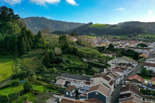 una vista aérea de una ciudad con casas y montañas en Casa da Ribeira, en Furnas