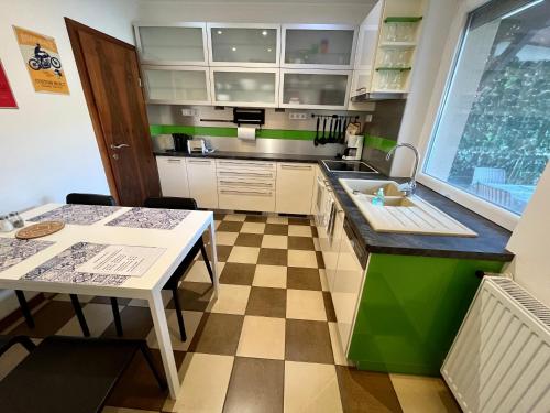 una pequeña cocina con mesa y fregadero en Rabbit apartman, en Mosonmagyaróvár