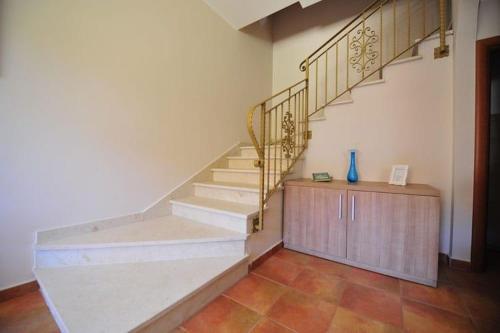 um quarto com uma escada e um armário de madeira em residence afrodite em Solfara Mare