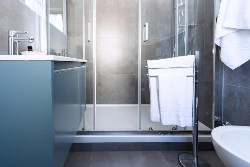 ein Badezimmer mit Dusche, Toilette und Waschbecken in der Unterkunft Hotel Aurora in Lignano Sabbiadoro