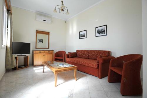 sala de estar con sofá y mesa en Tinos View Apartments en Tinos Town