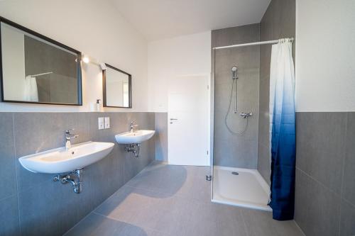科布倫茨的住宿－DQ02 - Geräumige Monteurwohnung Koblenz，一间带两个盥洗盆和淋浴的浴室