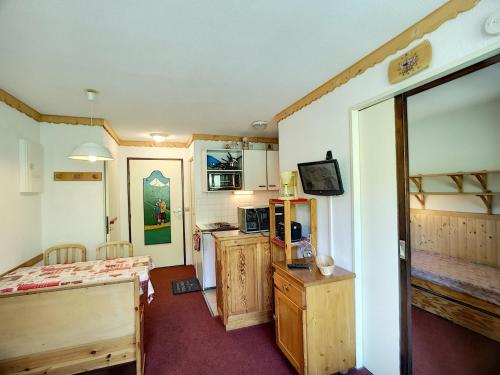 Cette petite chambre comprend un lit et une cuisine. dans l'établissement 2 Pièces 4 Pers au Pied des Pistes avec WiFi et Parking - Les Menuires - FR-1-178-163, aux Menuires