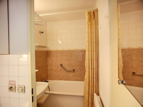 La salle de bains est pourvue d'une baignoire, de toilettes et d'une baignoire. dans l'établissement 2 Pièces 4 Pers au Pied des Pistes avec WiFi et Parking - Les Menuires - FR-1-178-163, aux Menuires