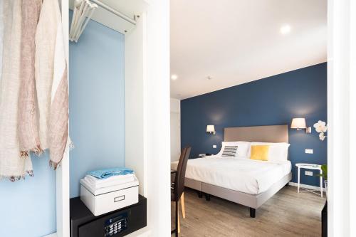 เตียงในห้องที่ Hotel Aurora