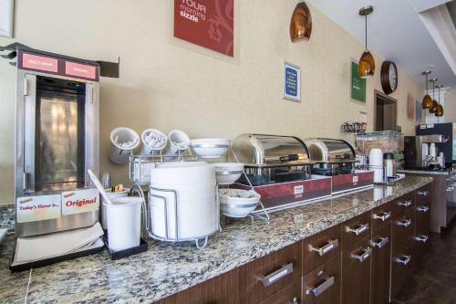 - une cuisine avec un comptoir et de nombreux appareils dans l'établissement Comfort Inn & Suites, à Fort Saskatchewan
