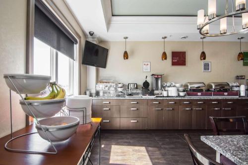 une cuisine avec une table avec des bananes dessus dans l'établissement Comfort Inn & Suites, à Fort Saskatchewan