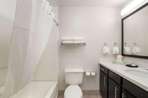 uma casa de banho branca com um WC e um lavatório em MainStay Suites Chattanooga Hamilton Place em Chattanooga