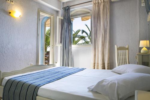 1 dormitorio con 1 cama grande y ventana en Irini Apartment, en Lassi