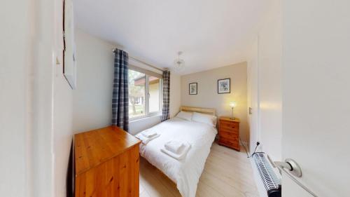 Un dormitorio pequeño con una cama y una ventana. en 15 Trevithick Court, Tolroy Manor, en Hayle