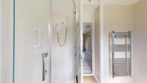 una ducha con puerta de cristal en un baño en 15 Trevithick Court, Tolroy Manor, en Hayle