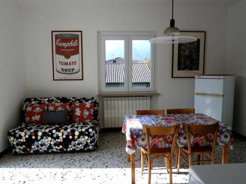 ein Wohnzimmer mit einem Tisch, Stühlen und einem Sofa in der Unterkunft Casamanax in Maccagno Inferiore