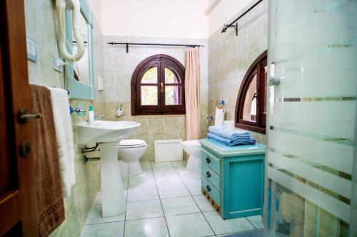 a bathroom with a sink and a toilet at AFFITTACAMERE SA BRATZA VACANZE in Domus de Maria