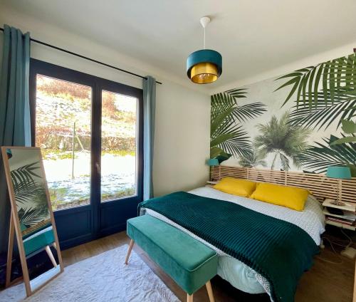 une chambre avec un lit et une grande fenêtre dans l'établissement Superbe villa lac d'Annecy avec piscine, à Sévrier