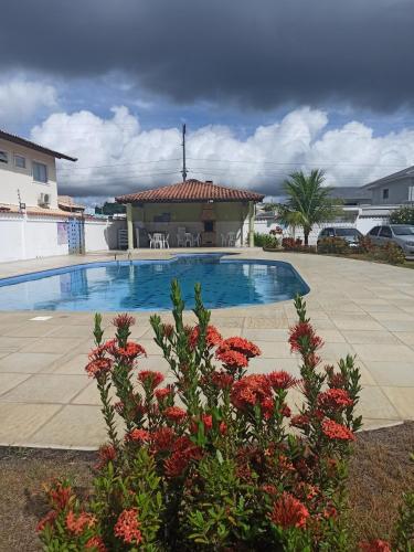 una piscina con cenador en un patio en Flats a 100 mts da Praia, en Porto Seguro