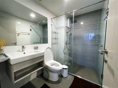 e bagno con lavandino, servizi igienici e doccia. di Luxury house Bangna a Ban Khlong Samrong