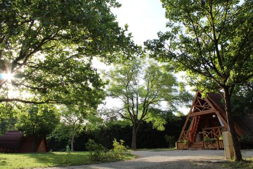 Сад в Habitat Créateur - Hébergements insolites au camping municipal "Les Ecureuils"