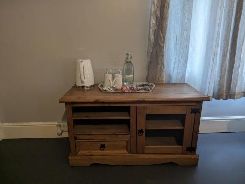 une table en bois avec une plaque au-dessus dans l'établissement The Fox, à Bristol