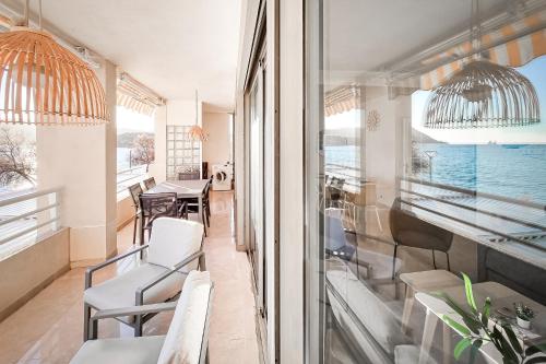 un restaurant avec des chaises, des tables et une fenêtre dans l'établissement Les 2 Freres - Residence la fontaine Les Sablettes, à La Seyne-sur-Mer