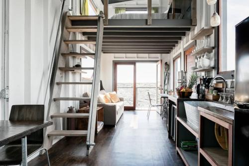 Una cocina o zona de cocina en THE PHOENIX HOUSE - EPIC Tiny Home Gem on Volcanic Lava Field!